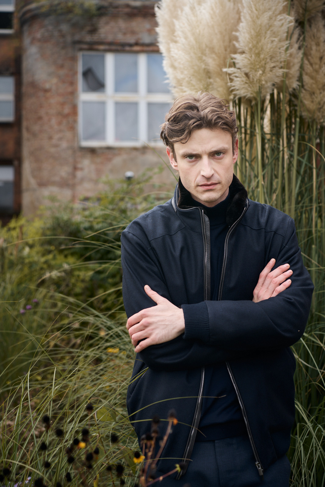 Fashion-Editorial für Azzur, Modell vor Pampasgras