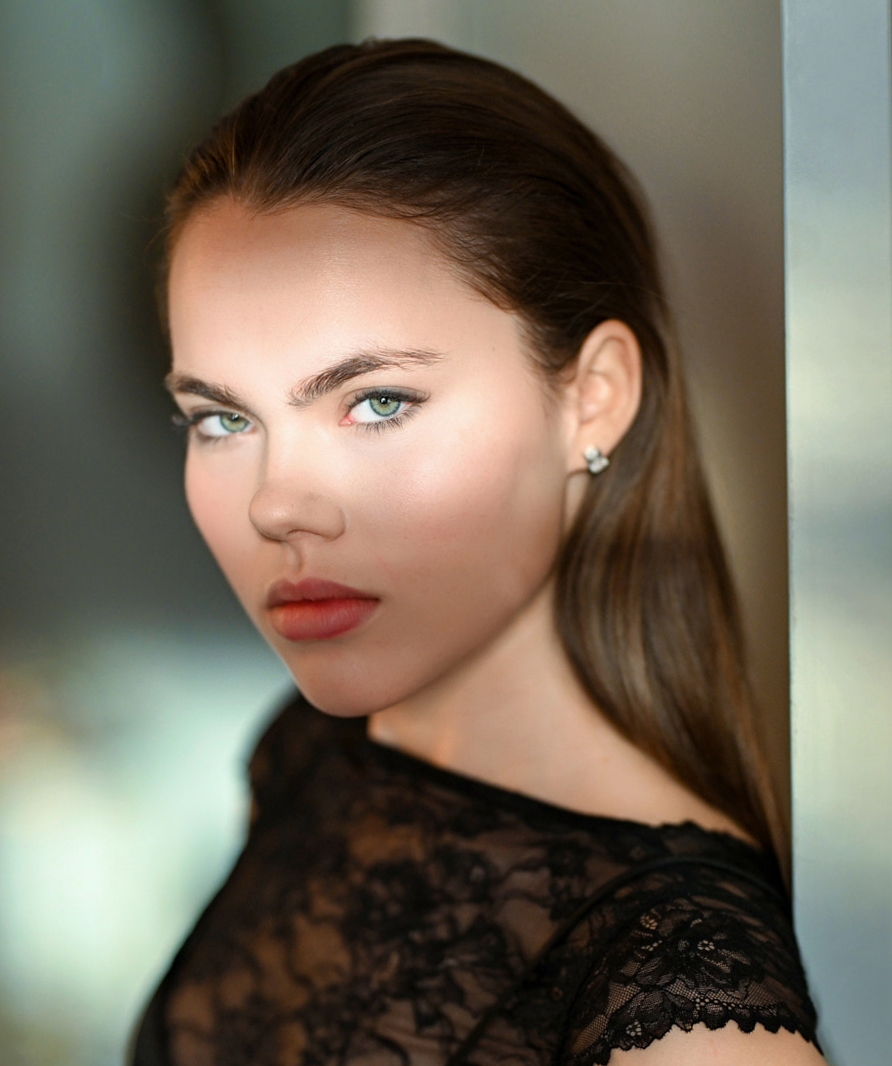 Kim Decker, Nahaufnahme im schwarzen Spitzenkleid, Fashion-Strecke