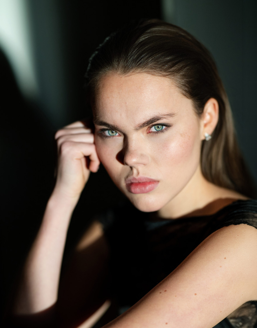 Kim Decker, Nahaufnahme mit direktem Blick, Schwarzweiß, Fashion-Strecke