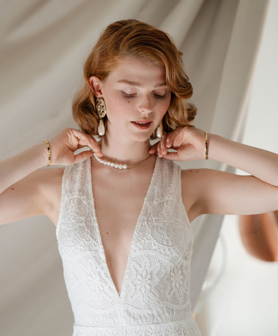 Kim Rosendahl im Spitzenkleid, Nahaufnahme mit Schmuck, Fashion-Strecke