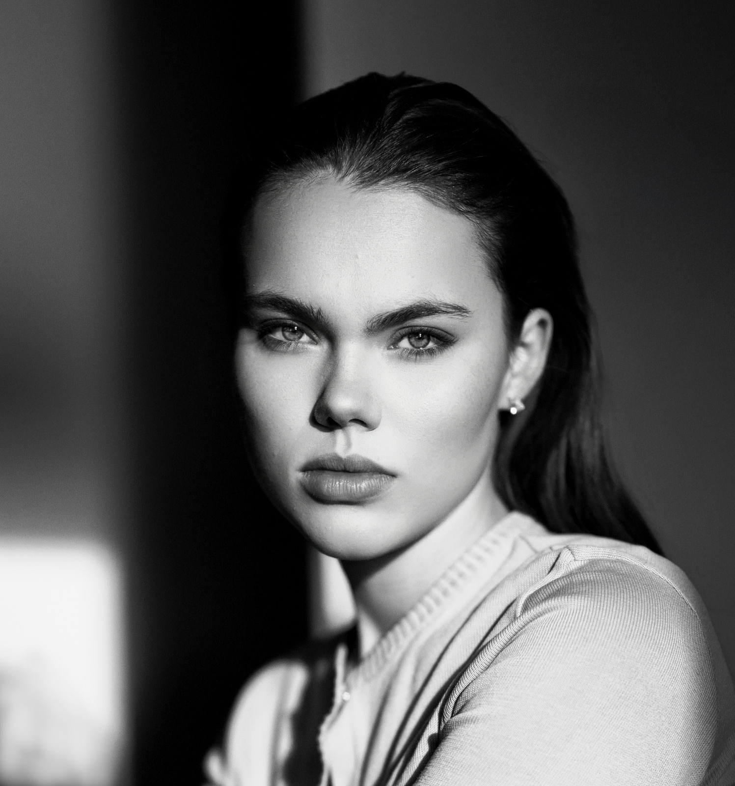 Kim Decker, Porträt im Streiflicht, Schwarzweiß, Fashion-Strecke