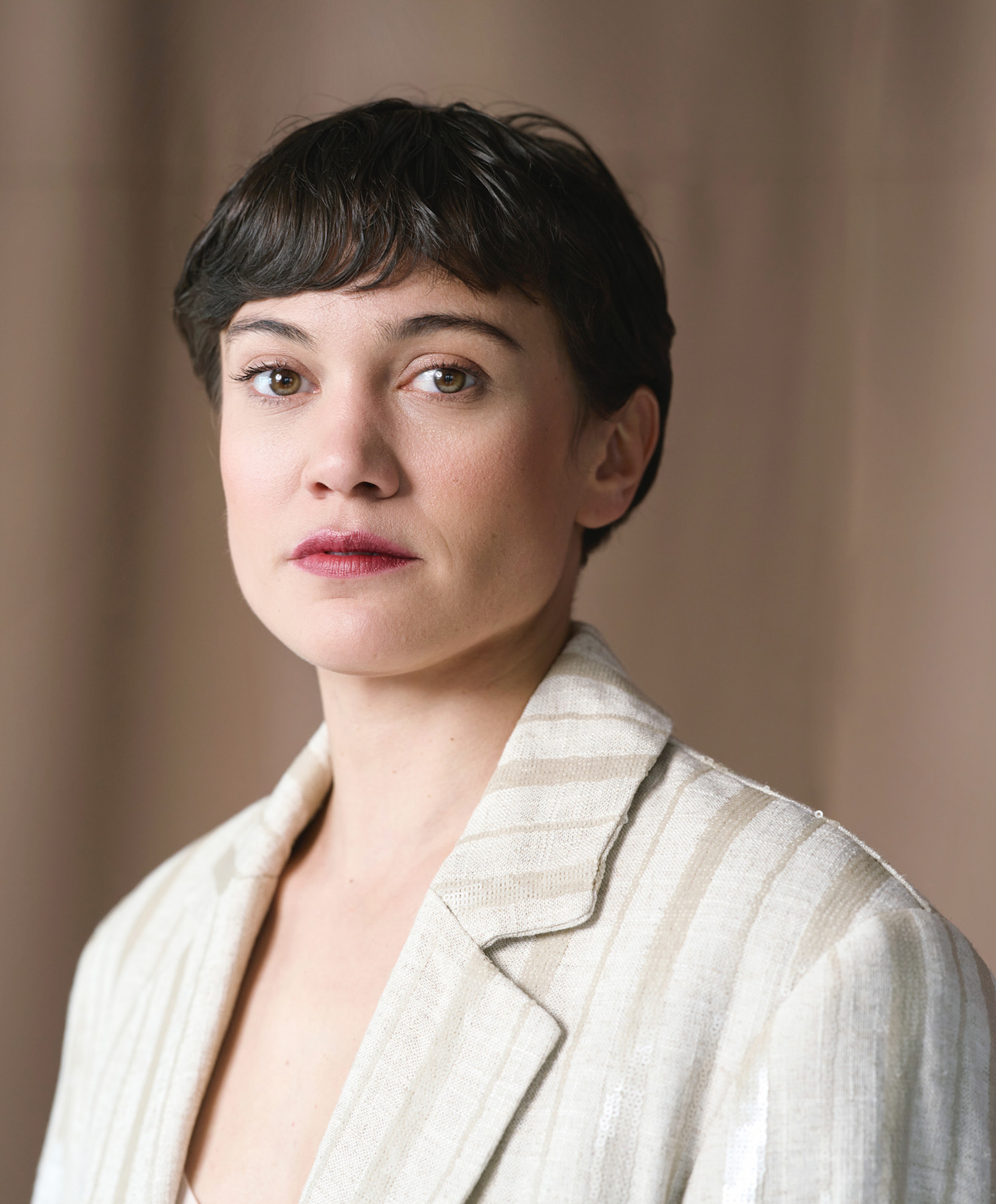 Milena Straube, Nahaufnahme im hellen Leinenblazer, Fashion-Strecke