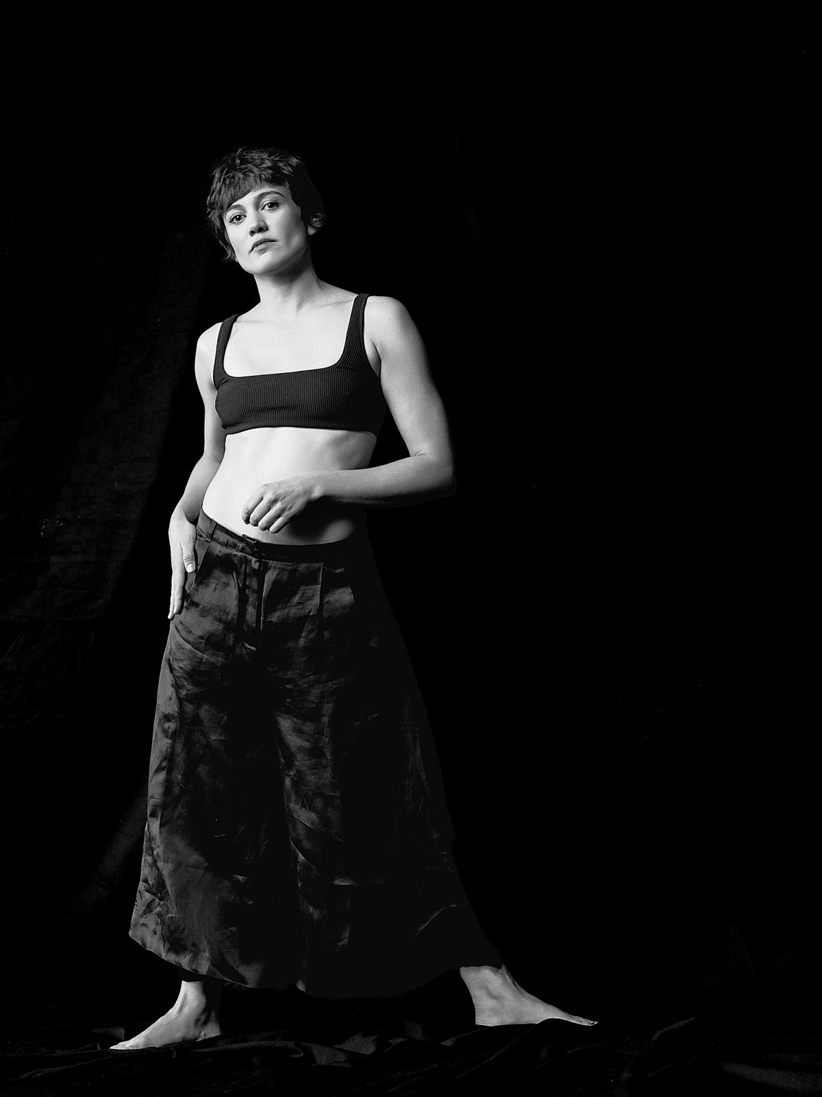 Milena Straube stehend in Bustier und Satinhose, Schwarzweiß, Fashion-Strecke