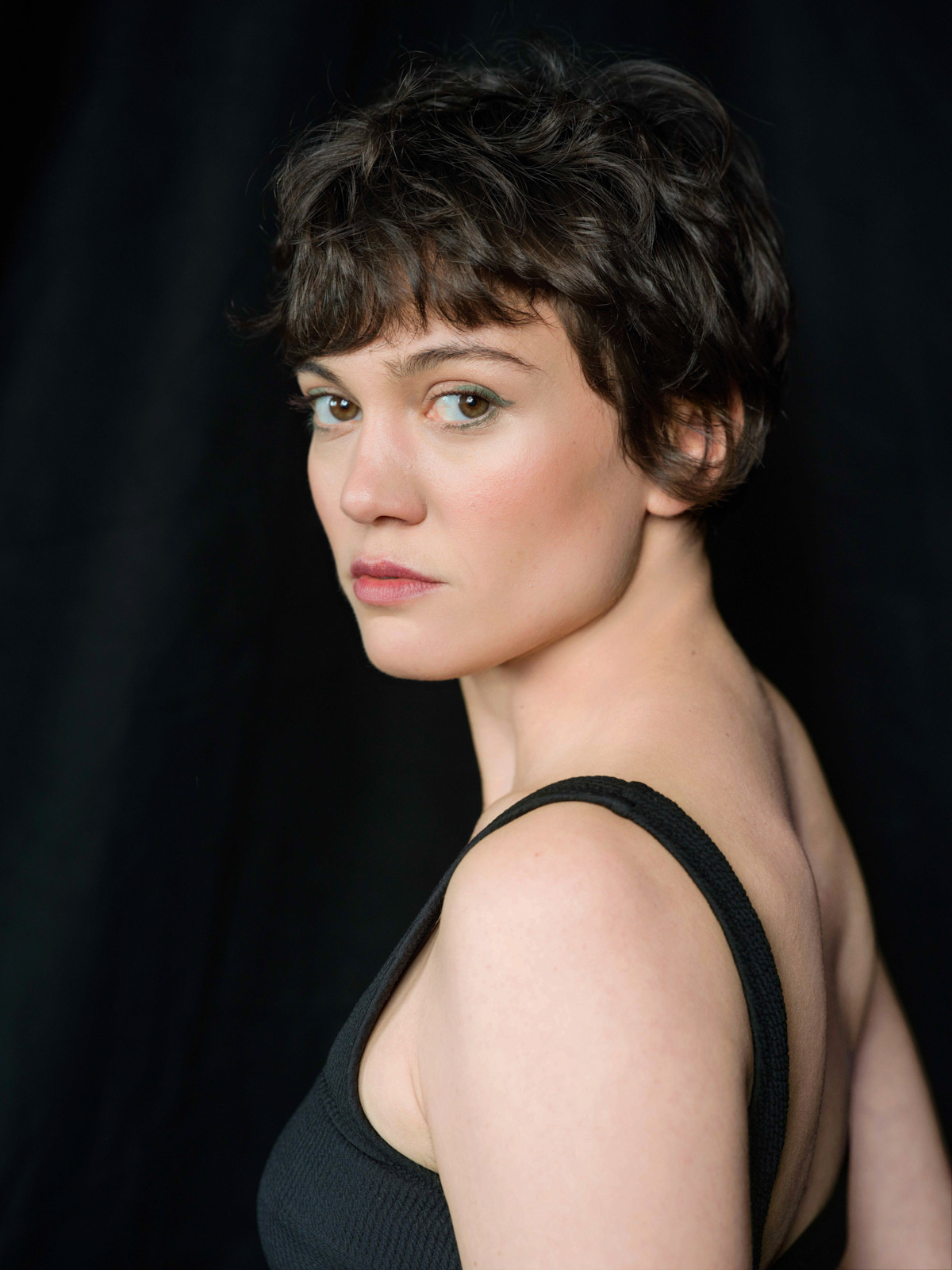 Milena Straube im Profil im schwarzen Top, Fashion-Strecke