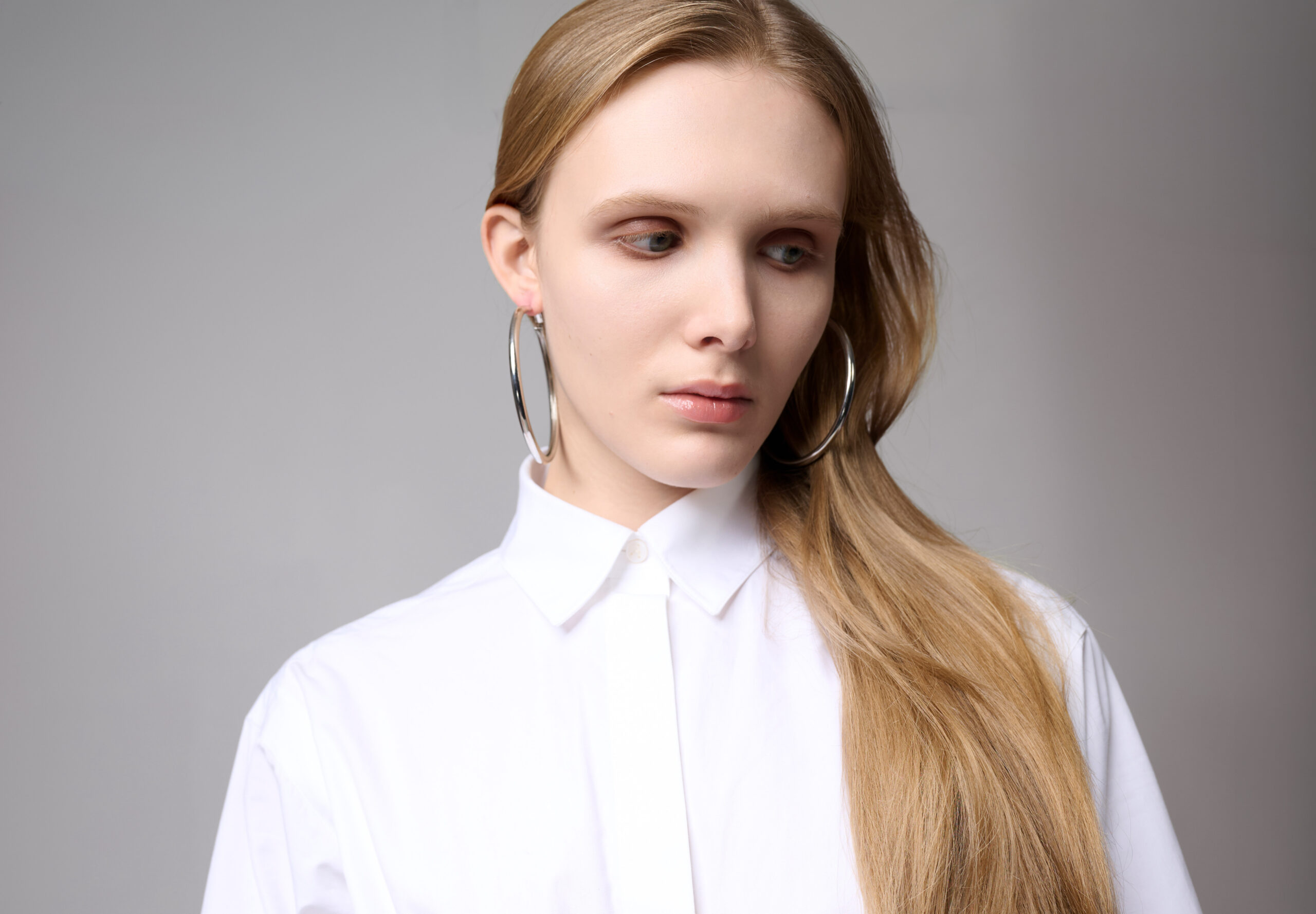 Model in weißer Bluse von Azzedine Alaïa, Opener der Fashion-Strecke