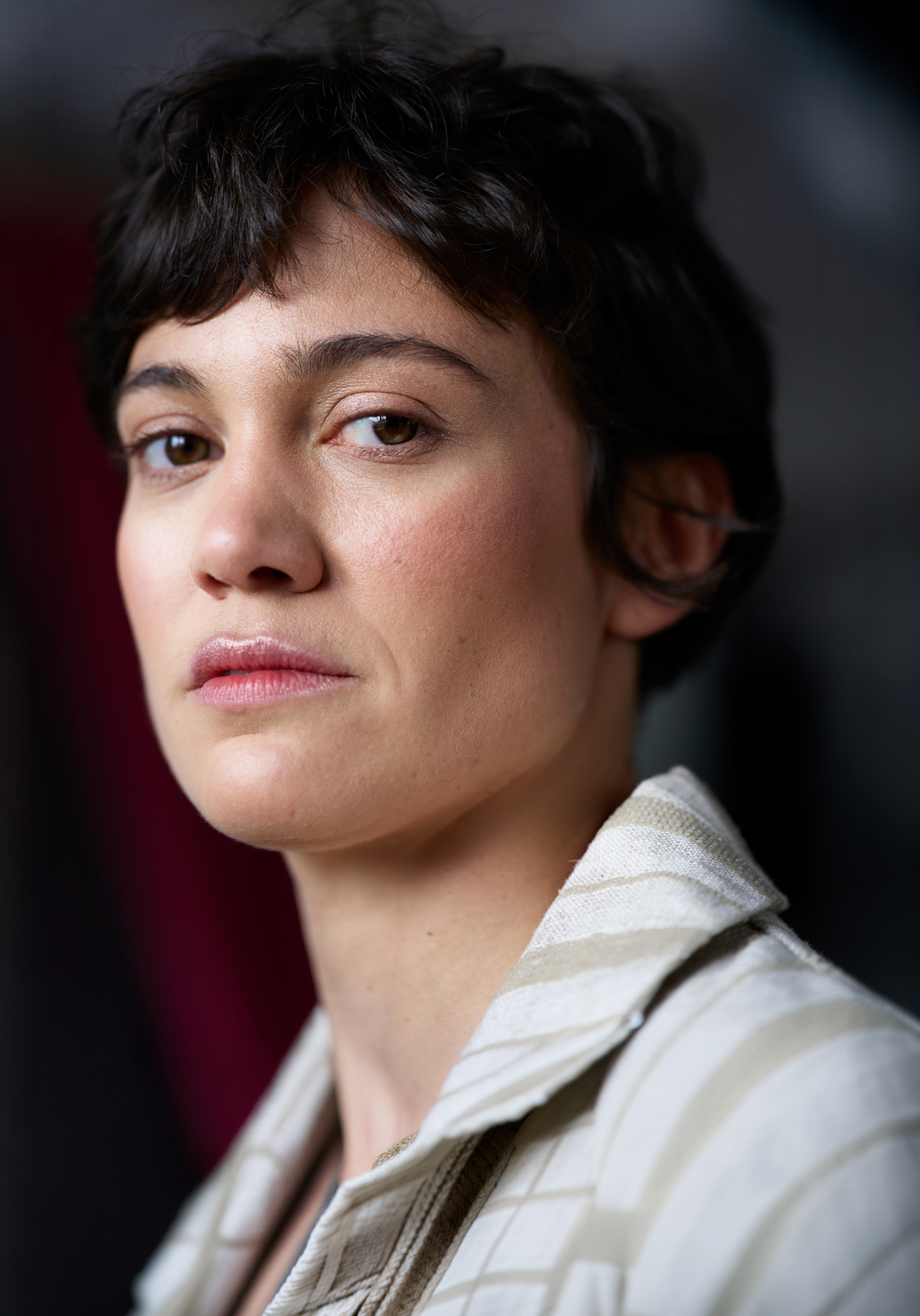 Milena Straube, Nahaufnahme im hellen Streifenhemd, Fashion-Strecke