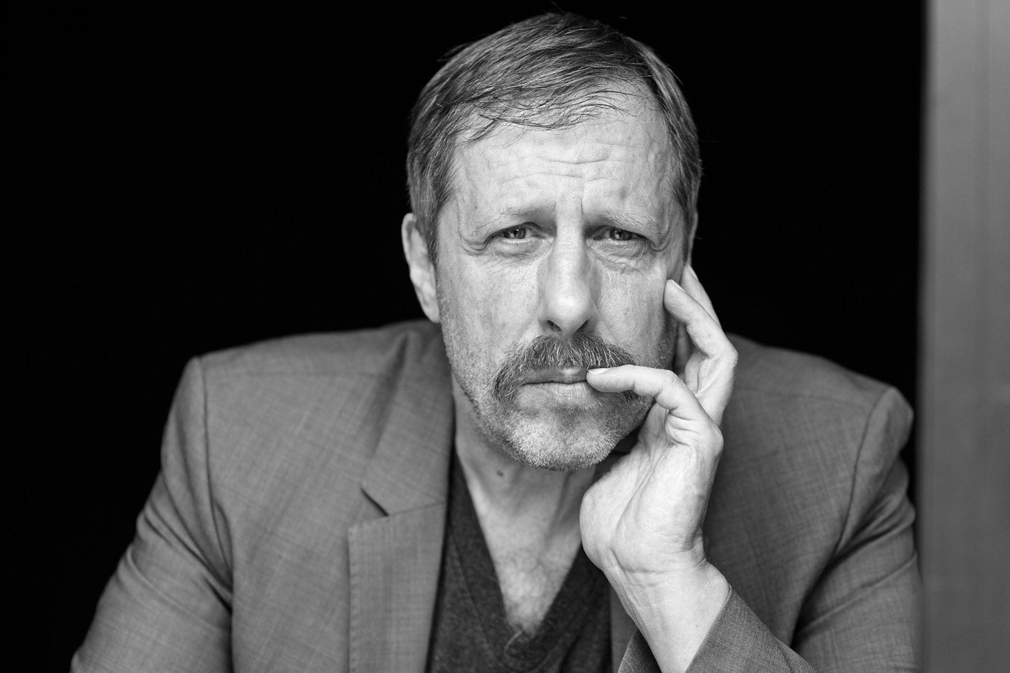 Oliver Korittke, Schauspieler, Schwarzwei&szlig;-Portr&auml;t mit der Hand an der Wange, von Martina Thalhofer, Berlin
