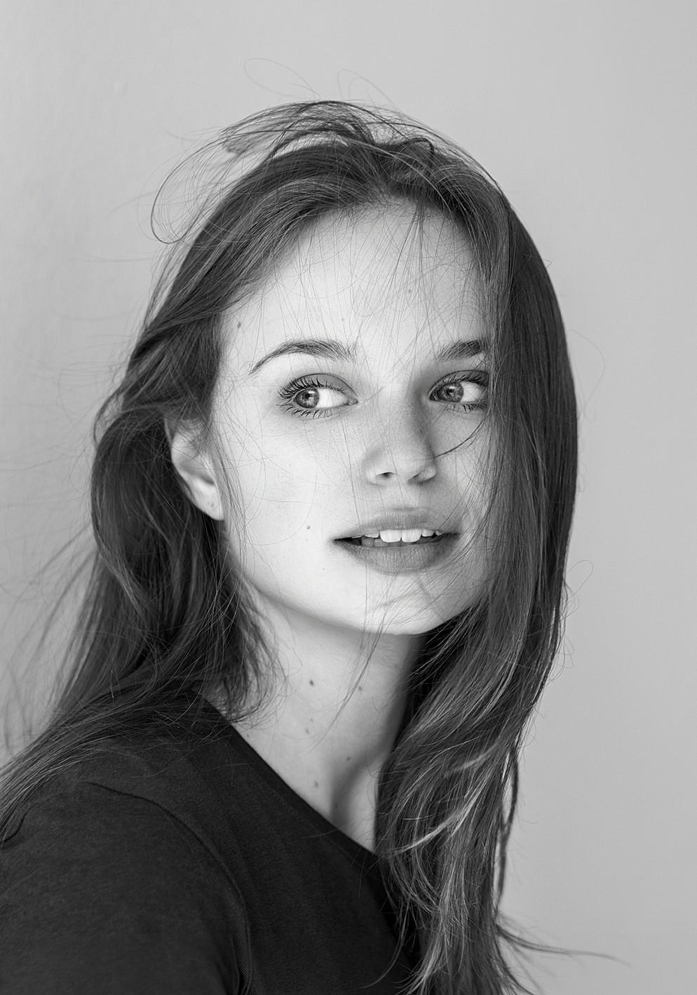 Schauspielerin Larissa Sophie Römer, Schwarzweiß-Nahaufnahme mit offenem Haar und seitlichem Blick, Schauspielerporträt von Martina Thalhofer, Berlin